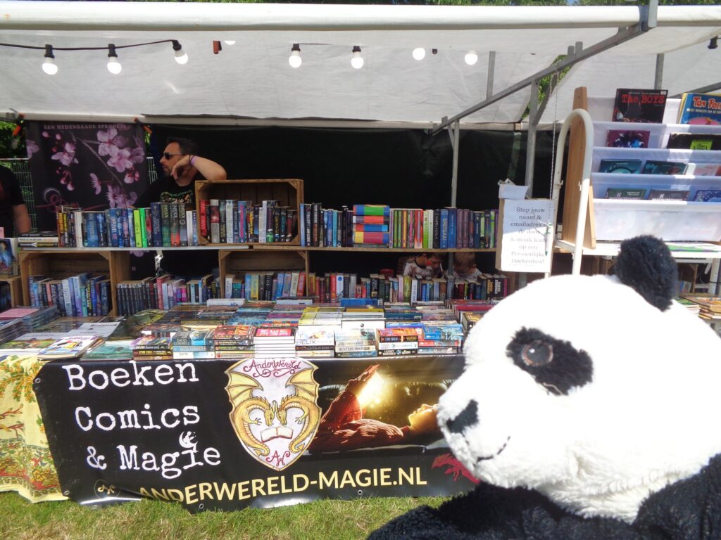 Boekenstand met op de voorgrond een knuffel-panda